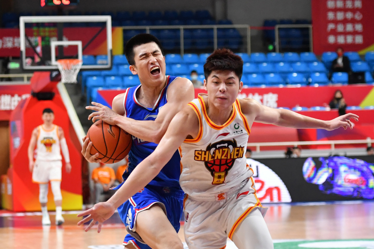 关于深圳队在比赛中取得胜利，实力压倒对手的信息