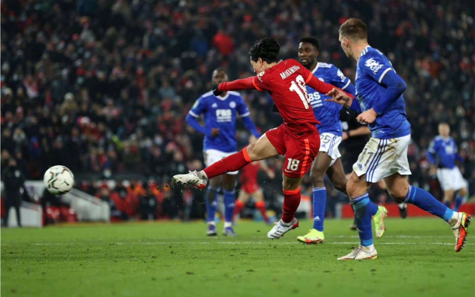 九游娱乐入口-包含足球狂欢再度上演,球员斗志昂扬决胜负的词条