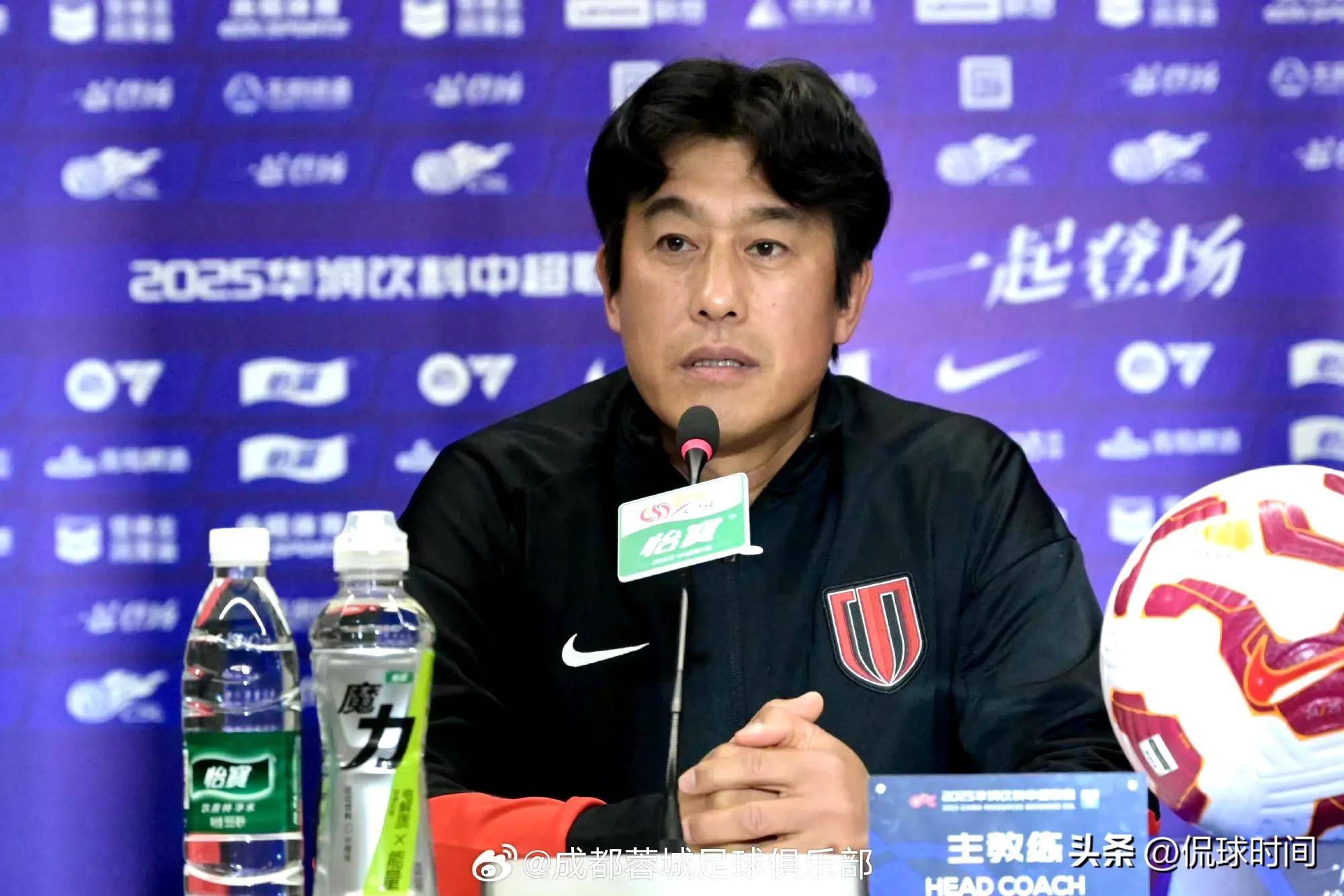 新教练带领球队备战新赛季,目标争冠 新教练带领球队备战新赛季,目标争冠