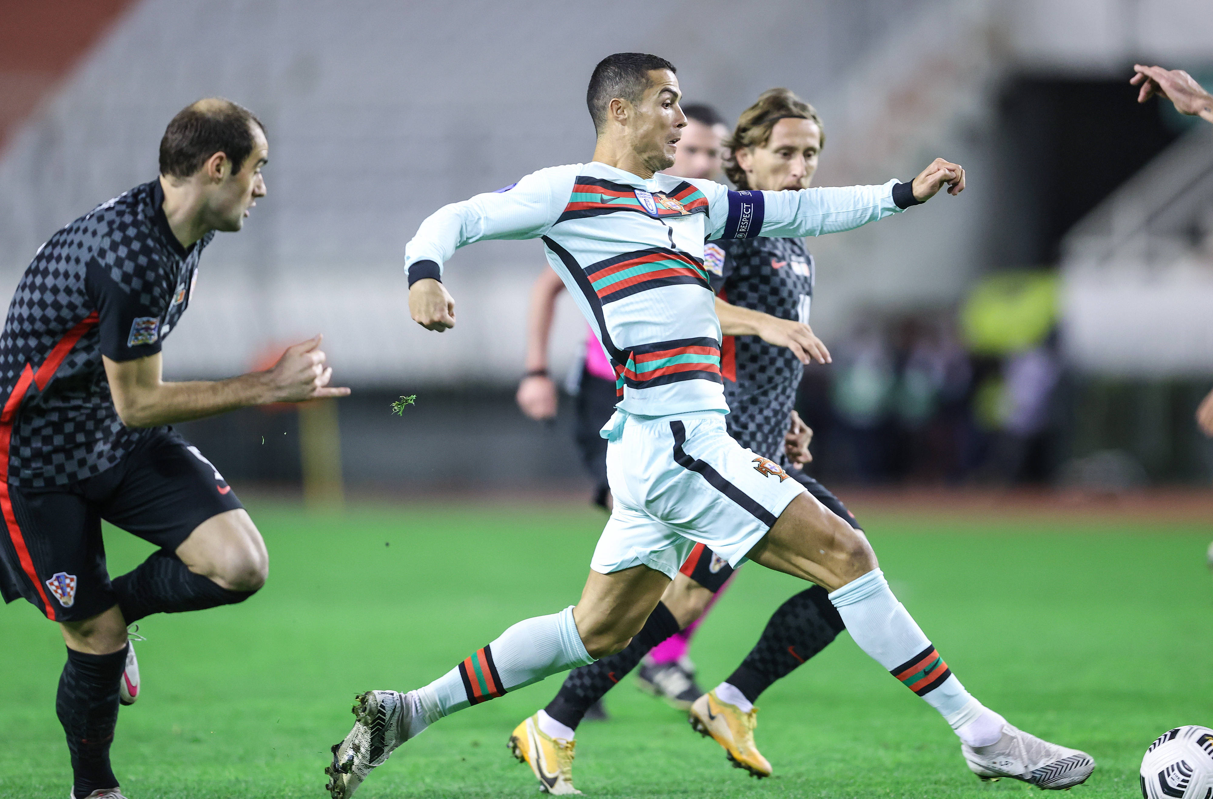 葡萄牙队大胜对手,晋级欧锦赛! 葡萄牙队大胜对手,晋级欧锦赛!