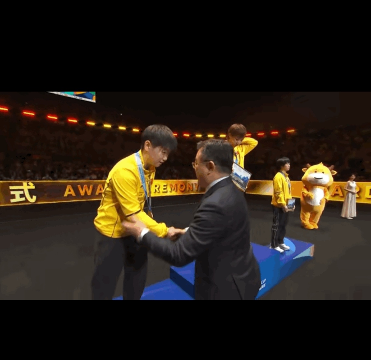 运动员们争分夺秒，比赛进入高潮