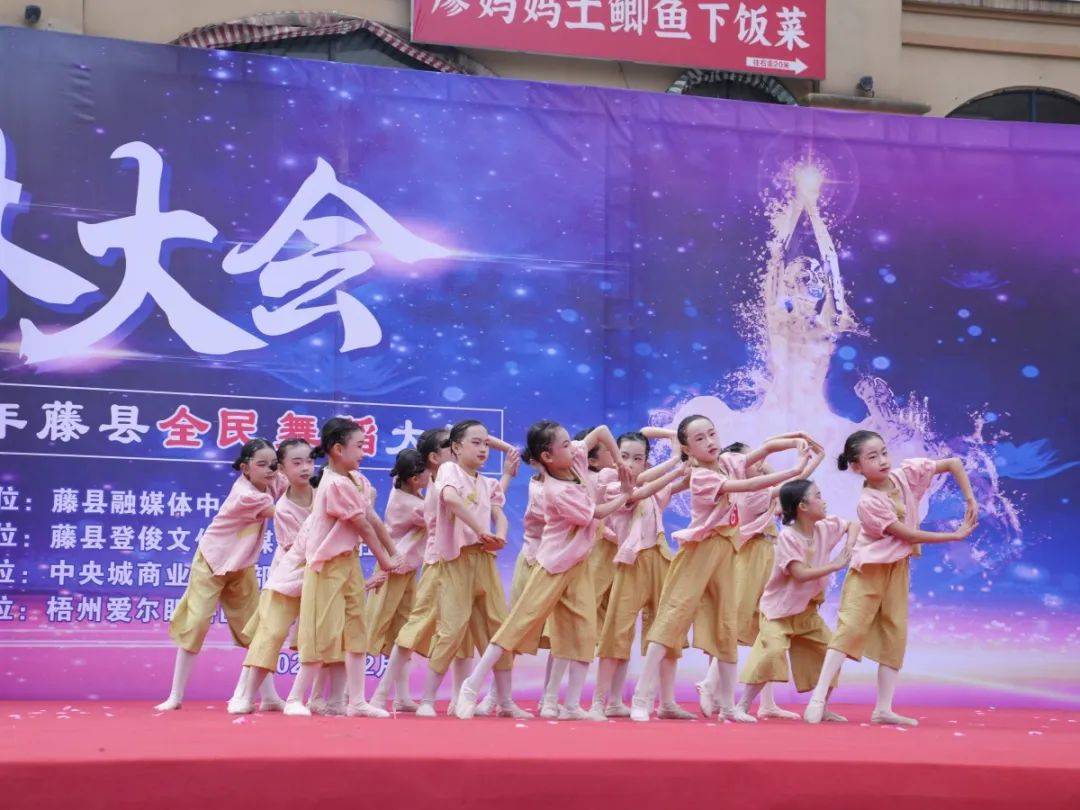 九游游戏-赛场上精彩纷呈,观众掌声雷动