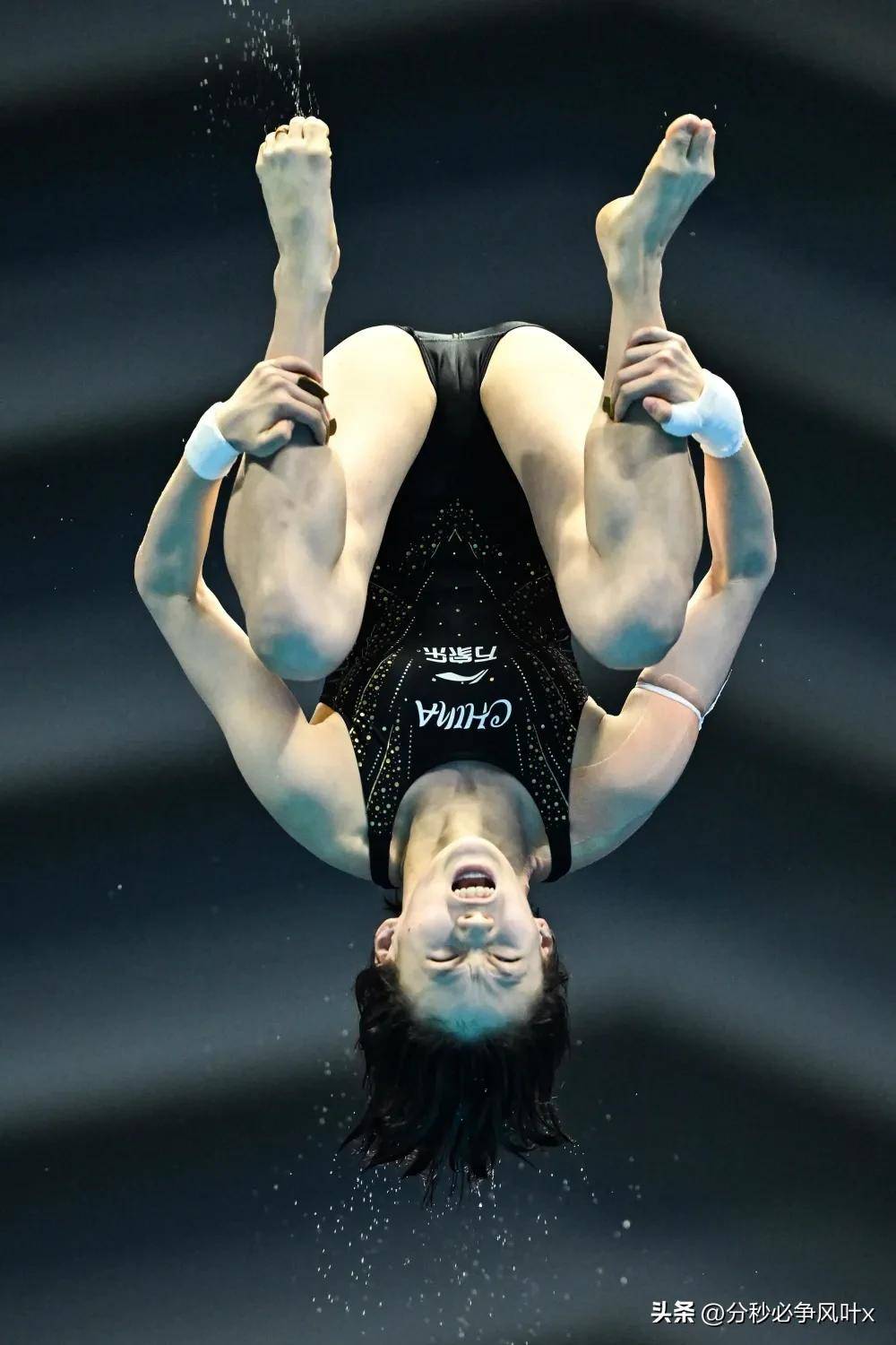 赛场上精彩纷呈,观众掌声雷动 赛场上精彩纷呈,观众掌声雷动