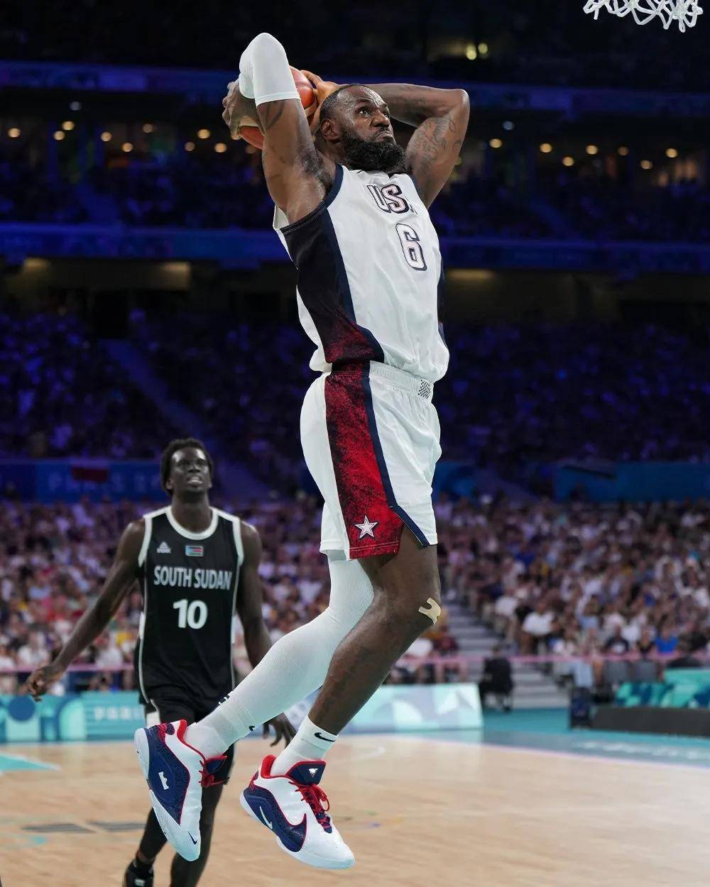 九游娱乐官方-退休篮球巨星通过训练营回归，挑战现役球员的简单介绍