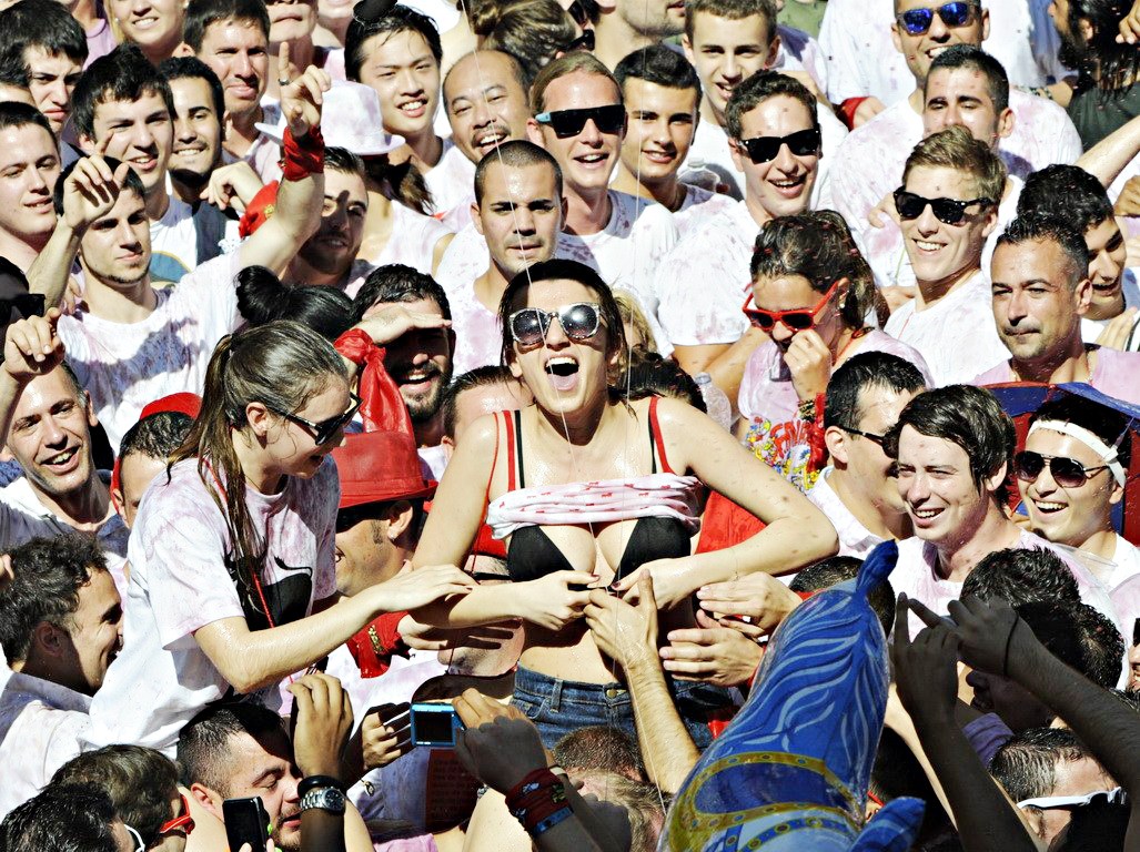 杜塞尔多夫球迷狂欢庆祝胜利收获