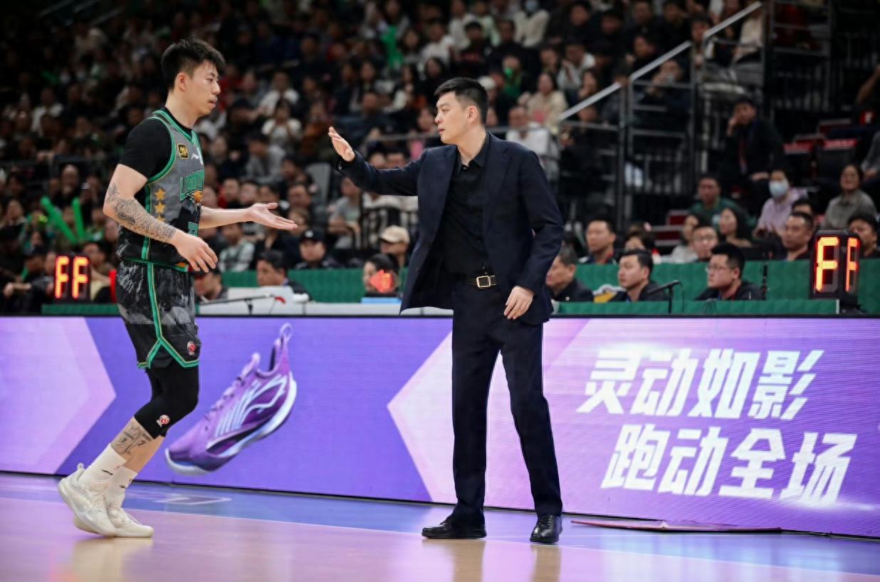 辽宁男篮球员们全力以赴，赢得比赛