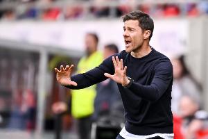 包含勒沃库森客场大败，陷入降级区的词条