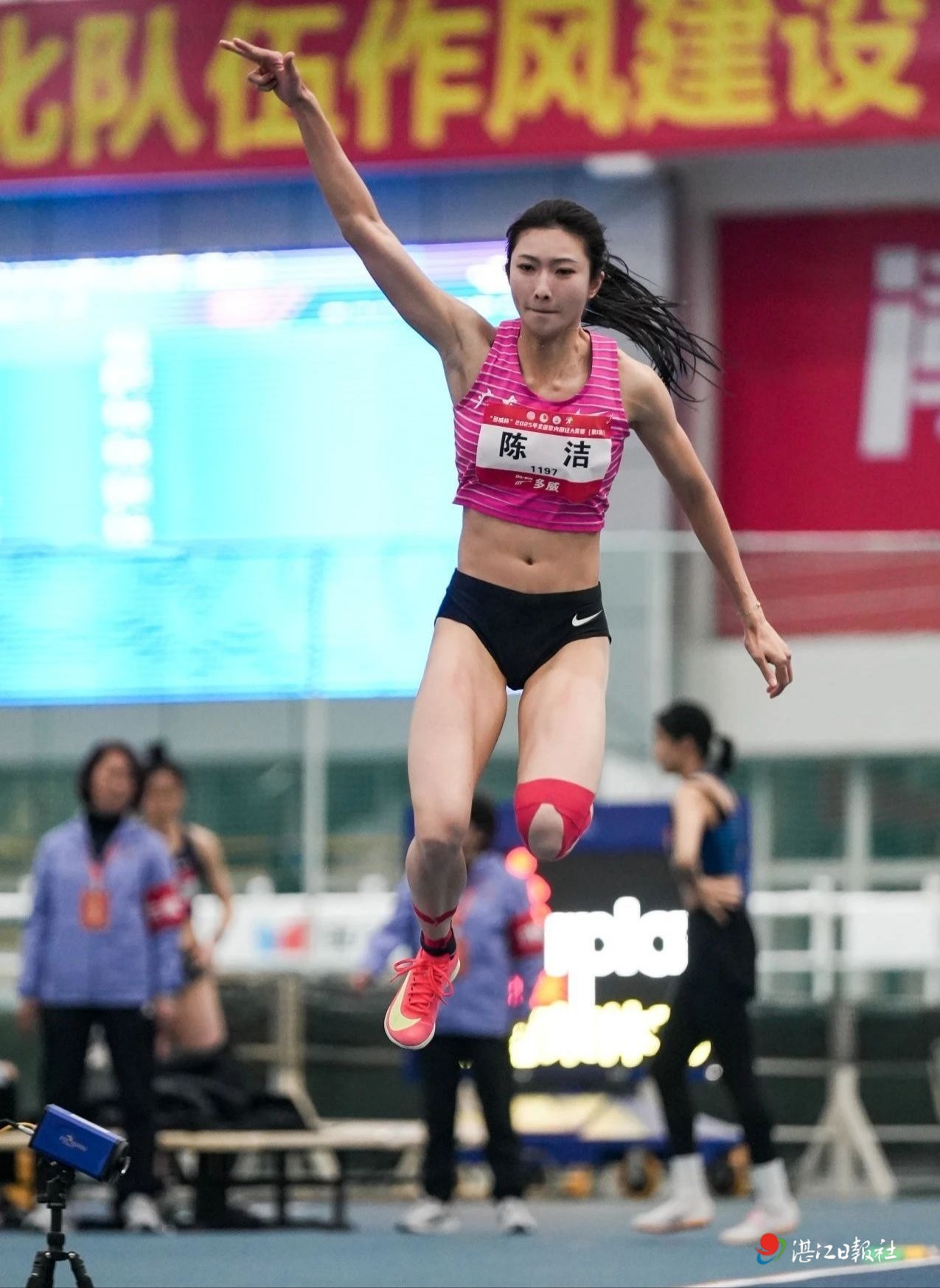 九游中国-统一体育会田径选手飒爽英姿，获得银牌