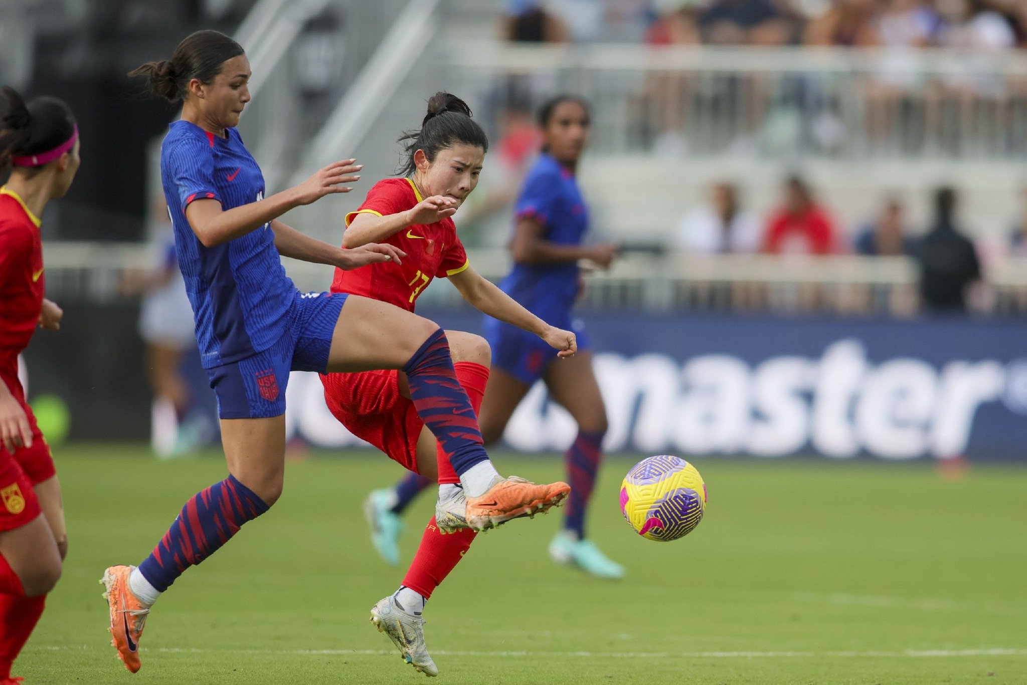 九游娱乐首页-熟练操作：女足选手技术高超展现实力