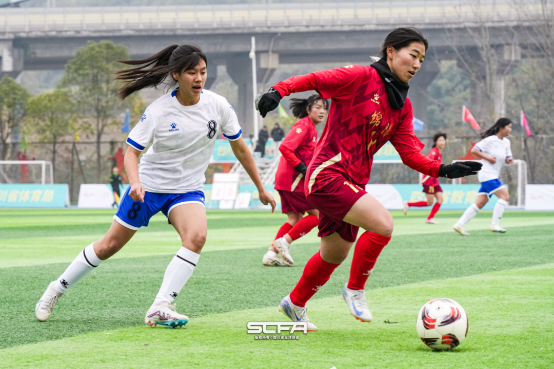 熟练操作：女足选手技术高超展现实力