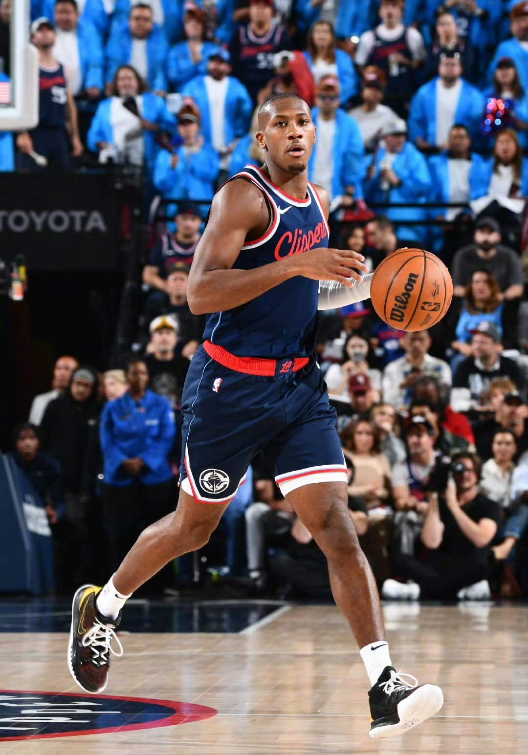 九游娱乐网站-快船球员集中训练备战，全队备战士气高昂