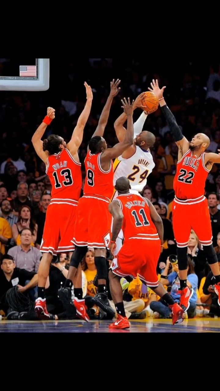 九游游戏-篮球赛场激烈对抗，球员斗志高昂