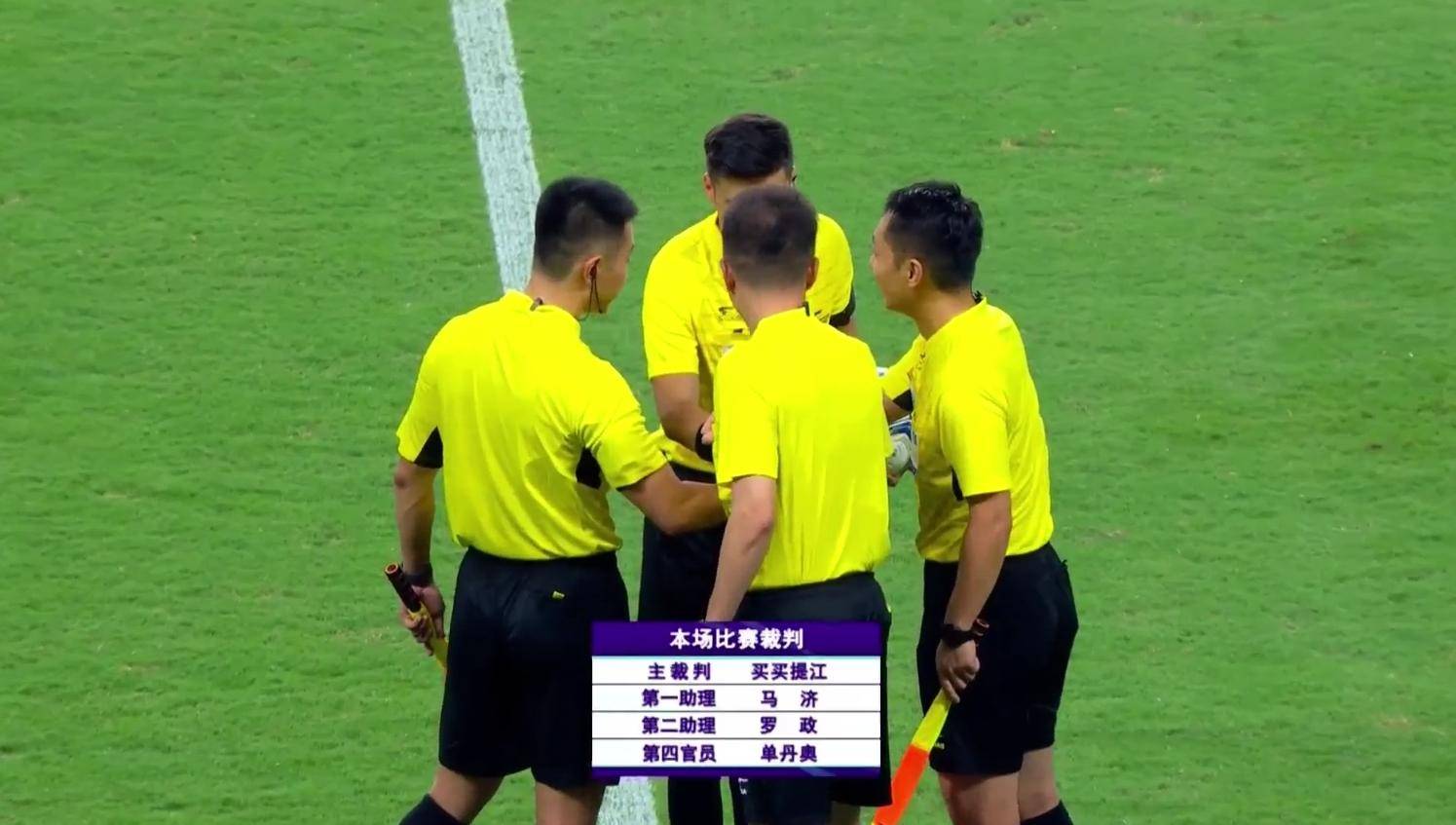 包含战术调整引争议，球队备战备受压力的词条