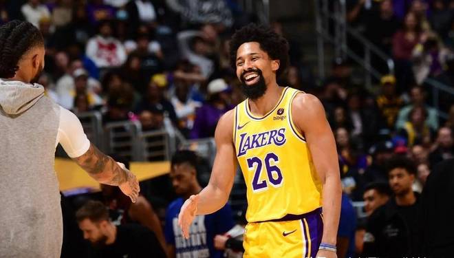 命中关键三分!篮网球员丁威迪拯救球队 命中关键三分!篮网球员丁威迪拯救球队