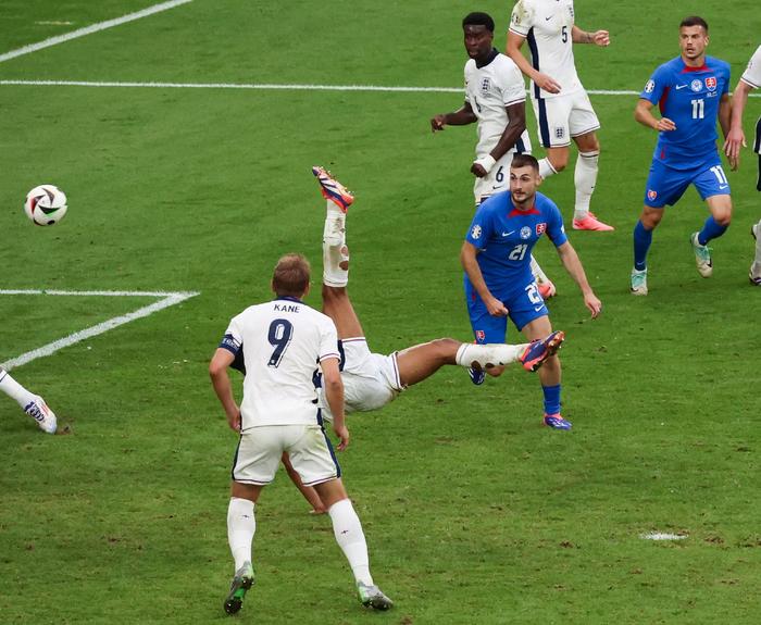 英格兰主场逼平瑞士，保持小组榜首之位