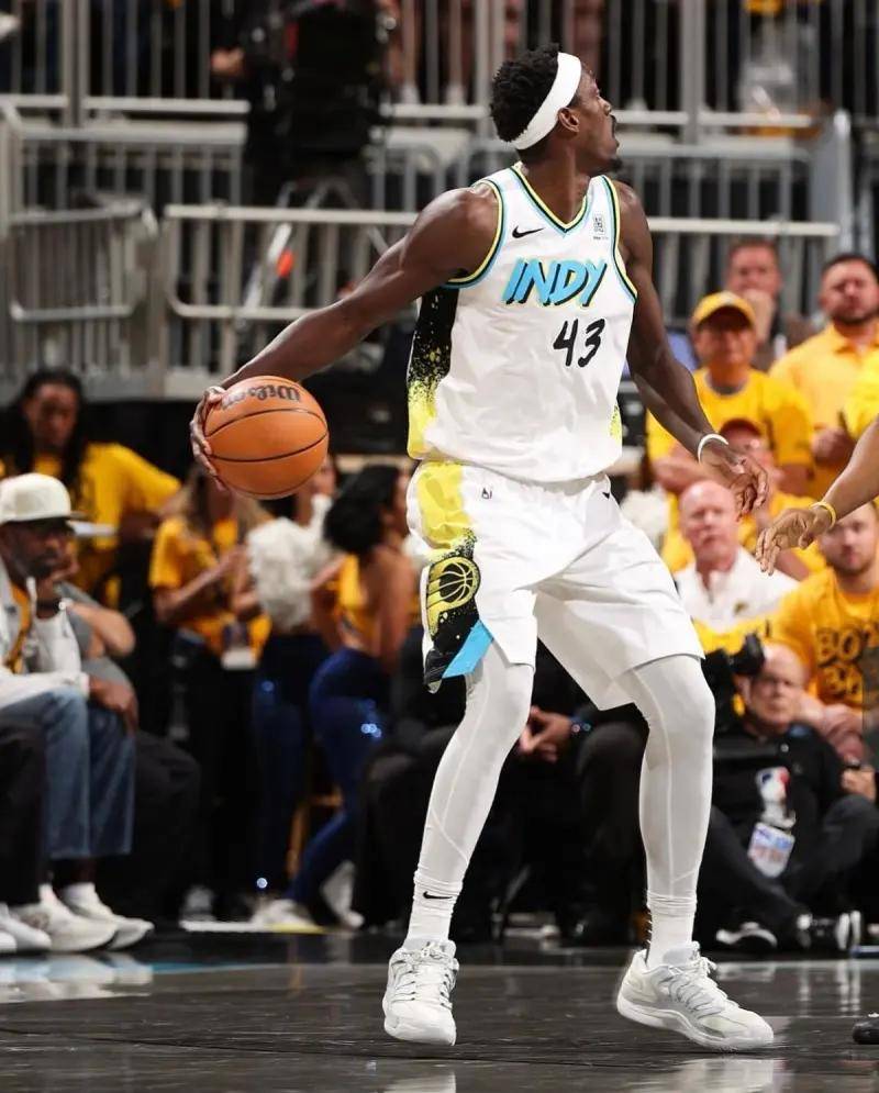 西亚篮球球员在比赛中立下汗马功劳,圆满完成任务 西亚篮球球员在比赛中立下汗马功劳,圆满完成任务