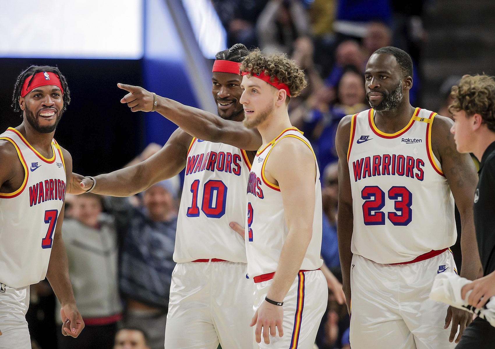 马刺队主场告捷，季后赛首轮将面对前卫队