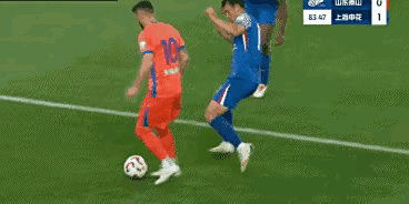 九游app下载-裁判判罚争议,球迷情绪激动