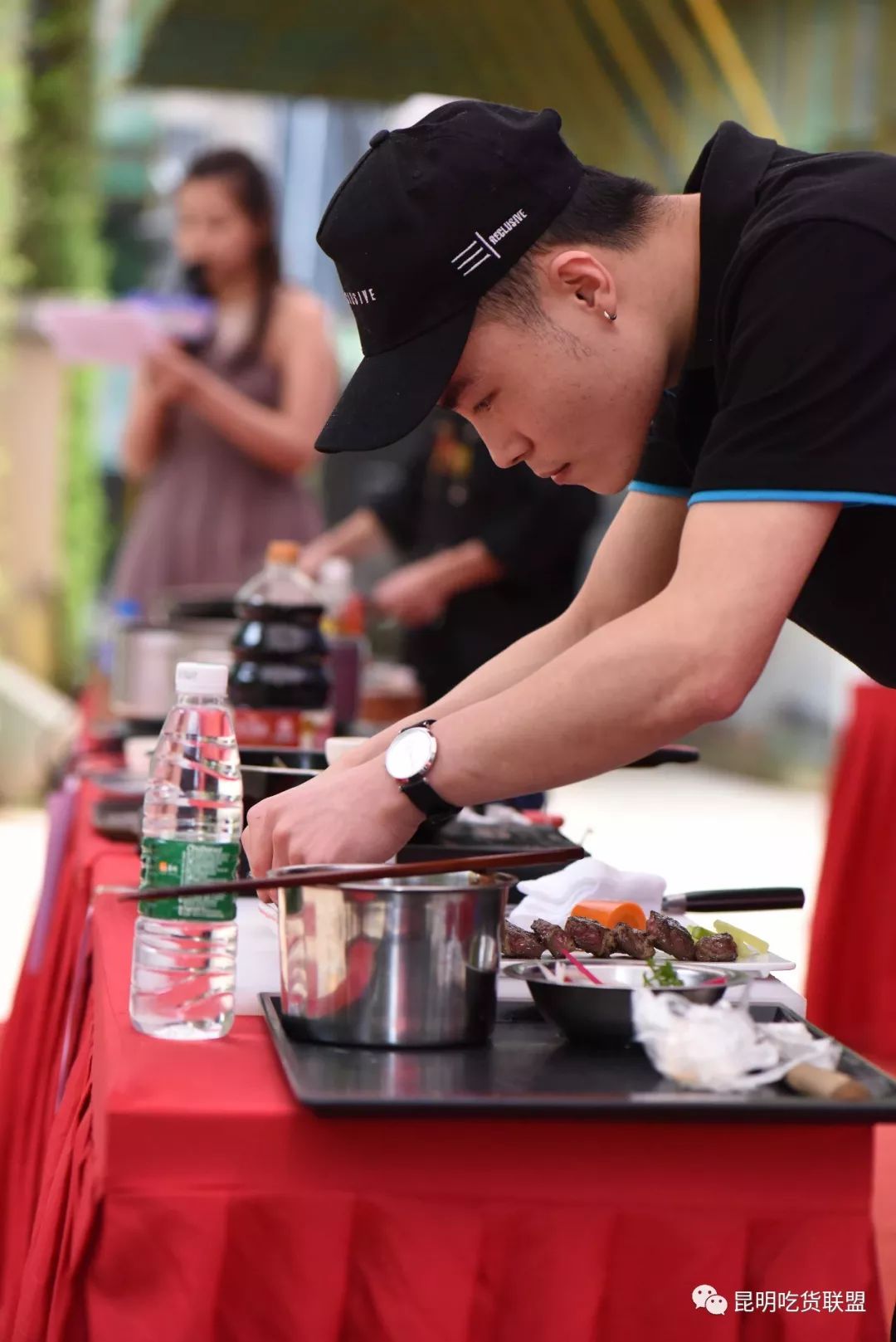 竞技场上烽火连绵，各队实力较量激烈